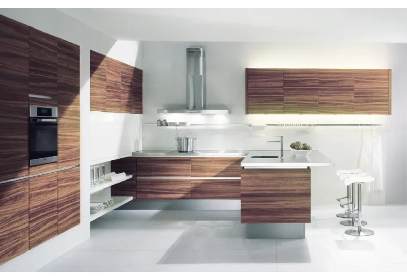 Cocina elegante en tonos madera y blancos