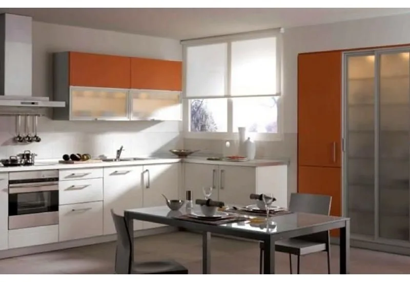 Cocina modulable en tonos naranjas y blancos